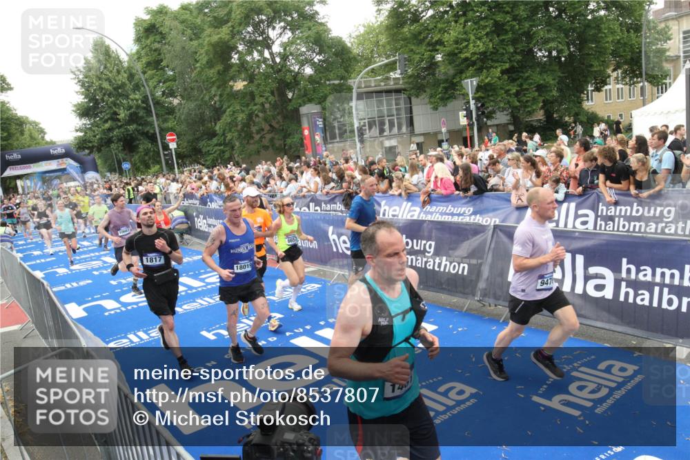 29.06.2025 - hella hamburg halbmarathon Michael Strokosch http://msf.ph/oto/8537807 29.06.2025 10:51:23 Ziel  meine-sportfotos.de