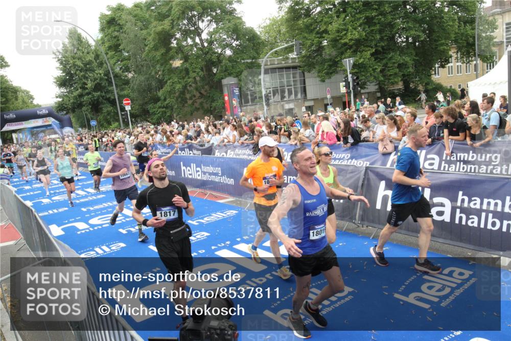 29.06.2025 - hella hamburg halbmarathon Michael Strokosch http://msf.ph/oto/8537811 29.06.2025 10:51:24 Ziel  meine-sportfotos.de