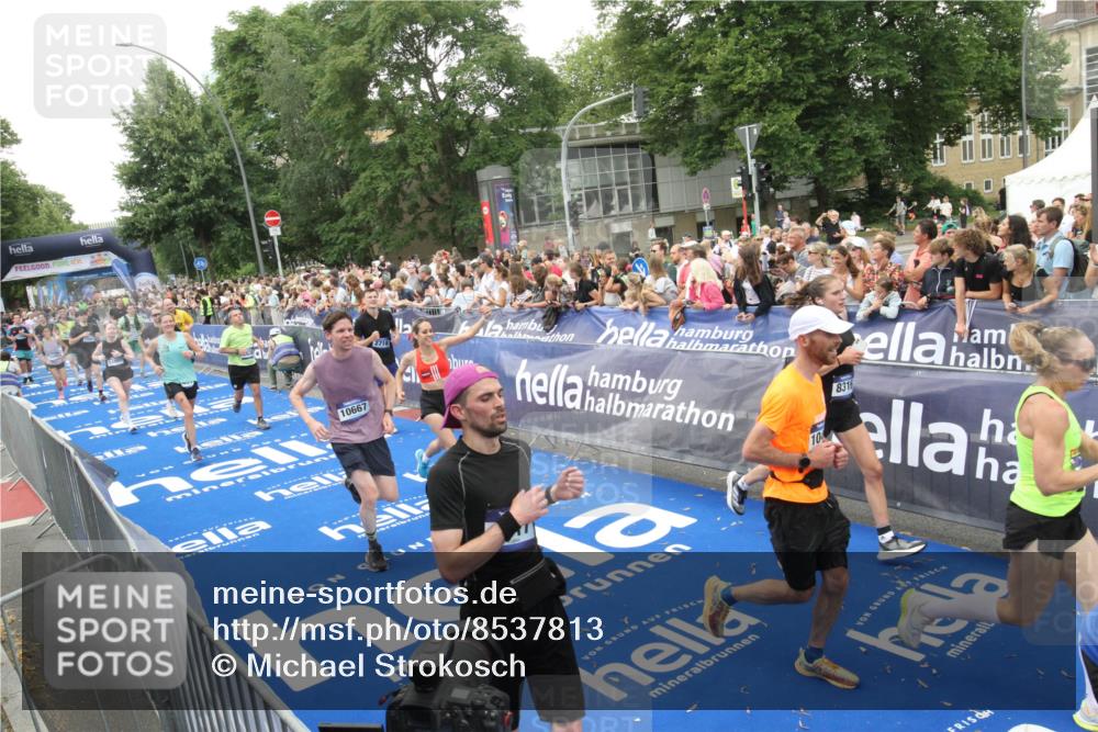 29.06.2025 - hella hamburg halbmarathon Michael Strokosch http://msf.ph/oto/8537813 29.06.2025 10:51:24 Ziel  meine-sportfotos.de