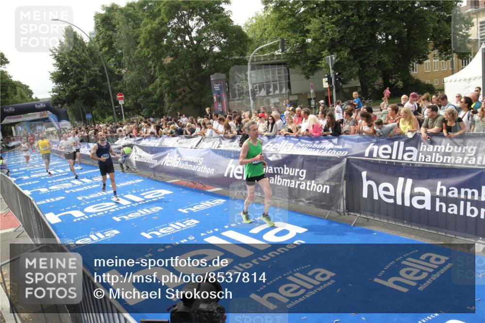 29.06.2025 - hella hamburg halbmarathon Michael Strokosch http://msf.ph/oto/8537814 29.06.2025 10:33:31 Ziel  meine-sportfotos.de