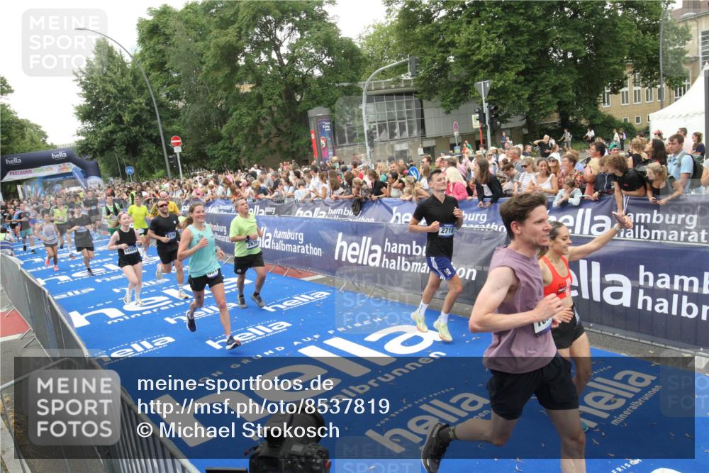 29.06.2025 - hella hamburg halbmarathon Michael Strokosch http://msf.ph/oto/8537819 29.06.2025 10:51:25 Ziel  meine-sportfotos.de