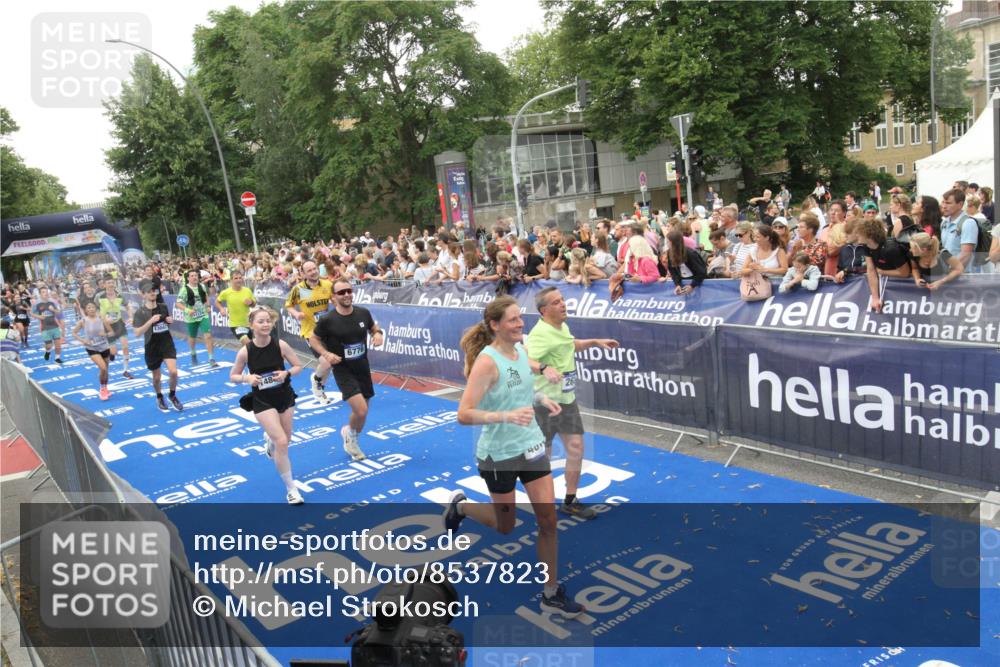 29.06.2025 - hella hamburg halbmarathon Michael Strokosch http://msf.ph/oto/8537823 29.06.2025 10:51:26 Ziel  meine-sportfotos.de