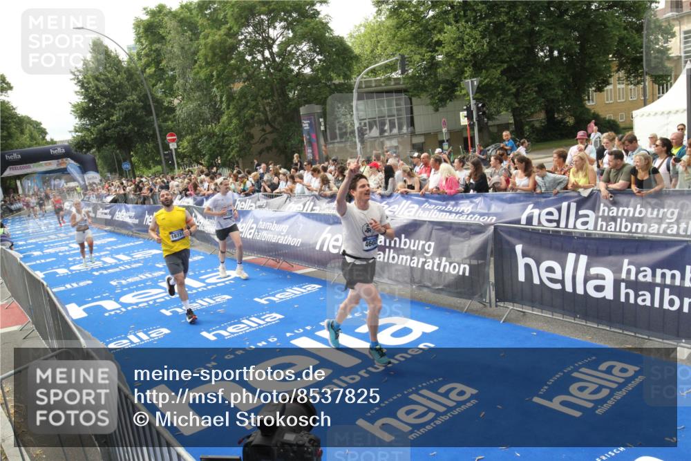 29.06.2025 - hella hamburg halbmarathon Michael Strokosch http://msf.ph/oto/8537825 29.06.2025 10:33:34 Ziel  meine-sportfotos.de