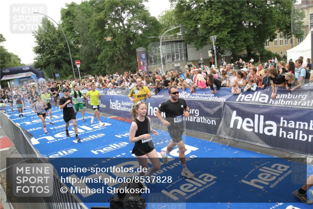29.06.2025 - hella hamburg halbmarathon Michael Strokosch http://msf.ph/oto/8537828 29.06.2025 10:51:27 Ziel  meine-sportfotos.de