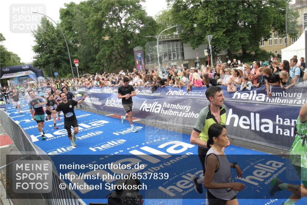 29.06.2025 - hella hamburg halbmarathon Michael Strokosch http://msf.ph/oto/8537839 29.06.2025 10:51:30 Ziel  meine-sportfotos.de