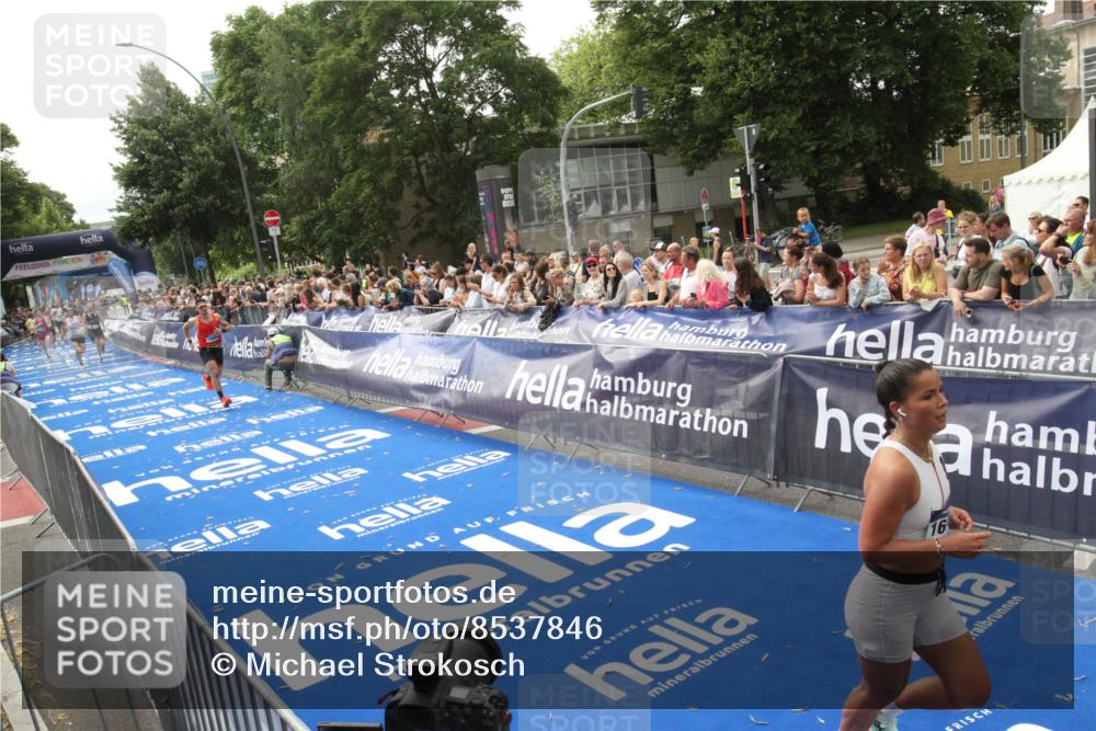 29.06.2025 - hella hamburg halbmarathon Michael Strokosch http://msf.ph/oto/8537846 29.06.2025 10:33:38 Ziel  meine-sportfotos.de