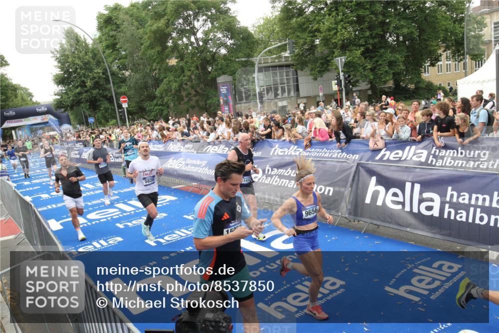 29.06.2025 - hella hamburg halbmarathon Michael Strokosch http://msf.ph/oto/8537850 29.06.2025 10:51:32 Ziel  meine-sportfotos.de