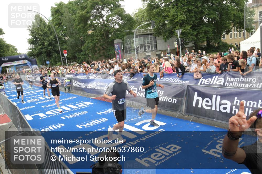 29.06.2025 - hella hamburg halbmarathon Michael Strokosch http://msf.ph/oto/8537860 29.06.2025 10:51:34 Ziel  meine-sportfotos.de
