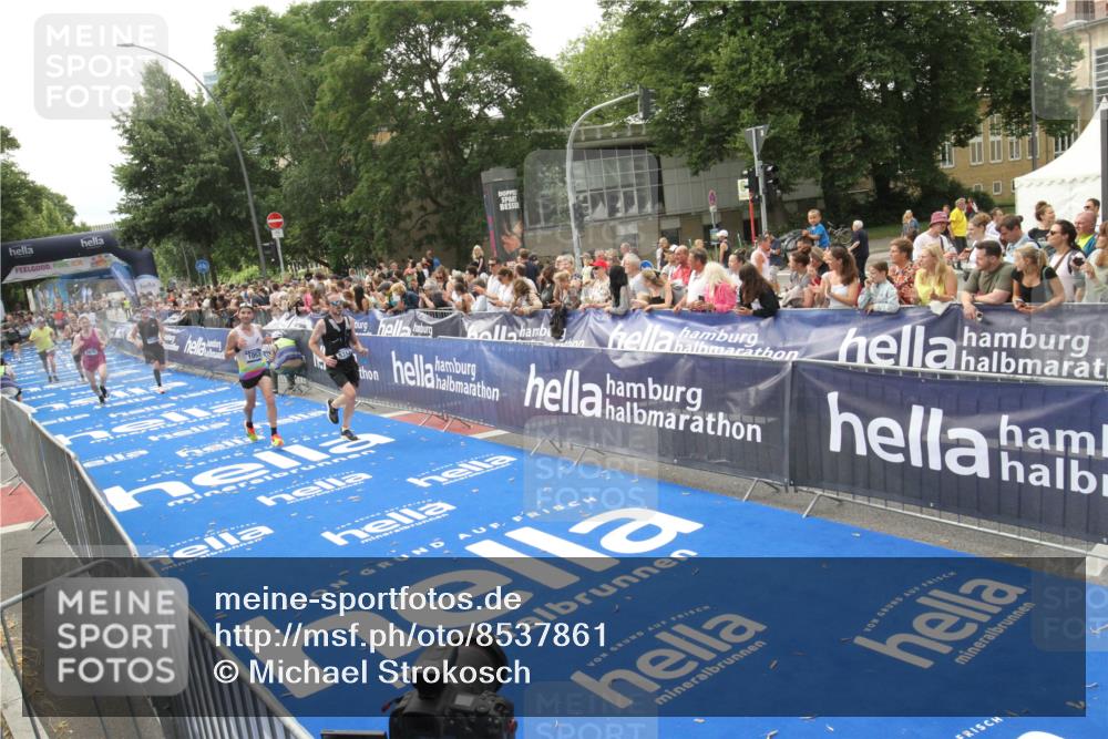 29.06.2025 - hella hamburg halbmarathon Michael Strokosch http://msf.ph/oto/8537861 29.06.2025 10:33:41 Ziel  meine-sportfotos.de