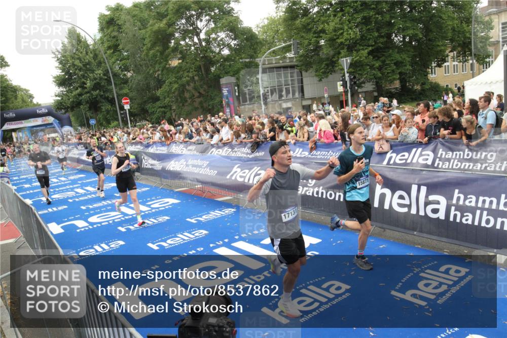 29.06.2025 - hella hamburg halbmarathon Michael Strokosch http://msf.ph/oto/8537862 29.06.2025 10:51:34 Ziel  meine-sportfotos.de