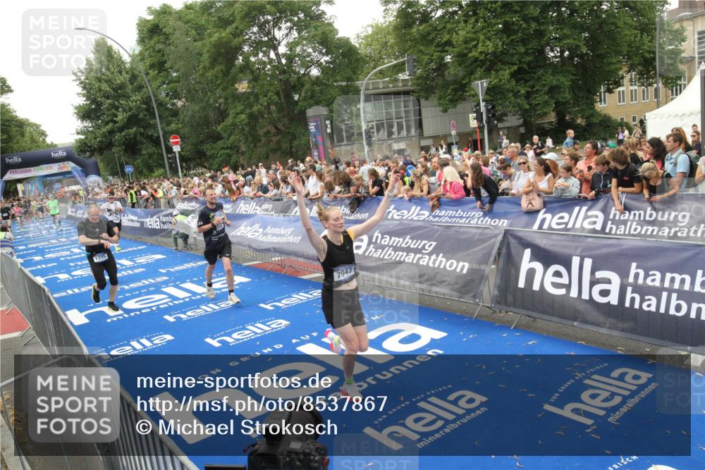 29.06.2025 - hella hamburg halbmarathon Michael Strokosch http://msf.ph/oto/8537867 29.06.2025 10:51:36 Ziel  meine-sportfotos.de