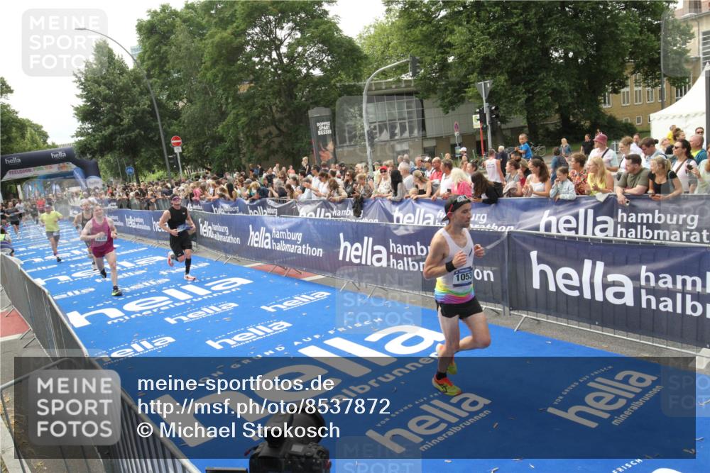 29.06.2025 - hella hamburg halbmarathon Michael Strokosch http://msf.ph/oto/8537872 29.06.2025 10:33:43 Ziel  meine-sportfotos.de