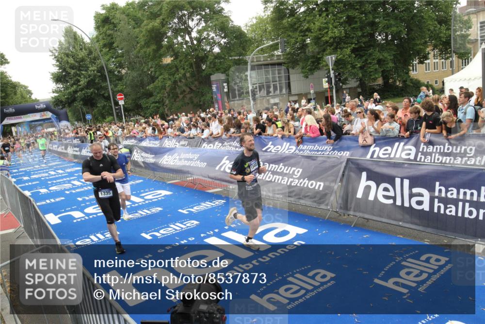 29.06.2025 - hella hamburg halbmarathon Michael Strokosch http://msf.ph/oto/8537873 29.06.2025 10:51:37 Ziel  meine-sportfotos.de