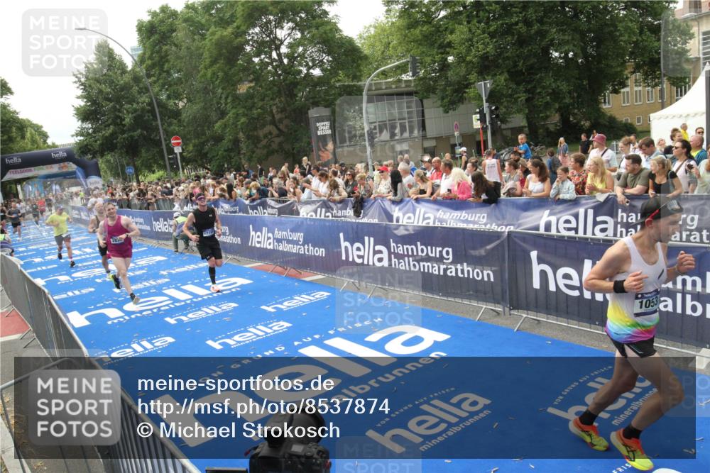 29.06.2025 - hella hamburg halbmarathon Michael Strokosch http://msf.ph/oto/8537874 29.06.2025 10:33:43 Ziel  meine-sportfotos.de