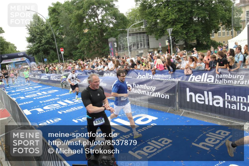29.06.2025 - hella hamburg halbmarathon Michael Strokosch http://msf.ph/oto/8537879 29.06.2025 10:51:38 Ziel  meine-sportfotos.de