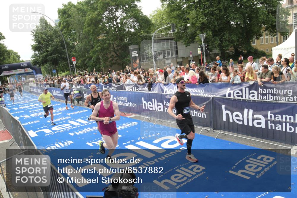 29.06.2025 - hella hamburg halbmarathon Michael Strokosch http://msf.ph/oto/8537882 29.06.2025 10:33:45 Ziel  meine-sportfotos.de