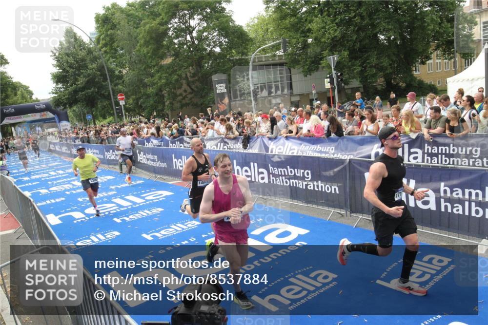 29.06.2025 - hella hamburg halbmarathon Michael Strokosch http://msf.ph/oto/8537884 29.06.2025 10:33:45 Ziel  meine-sportfotos.de