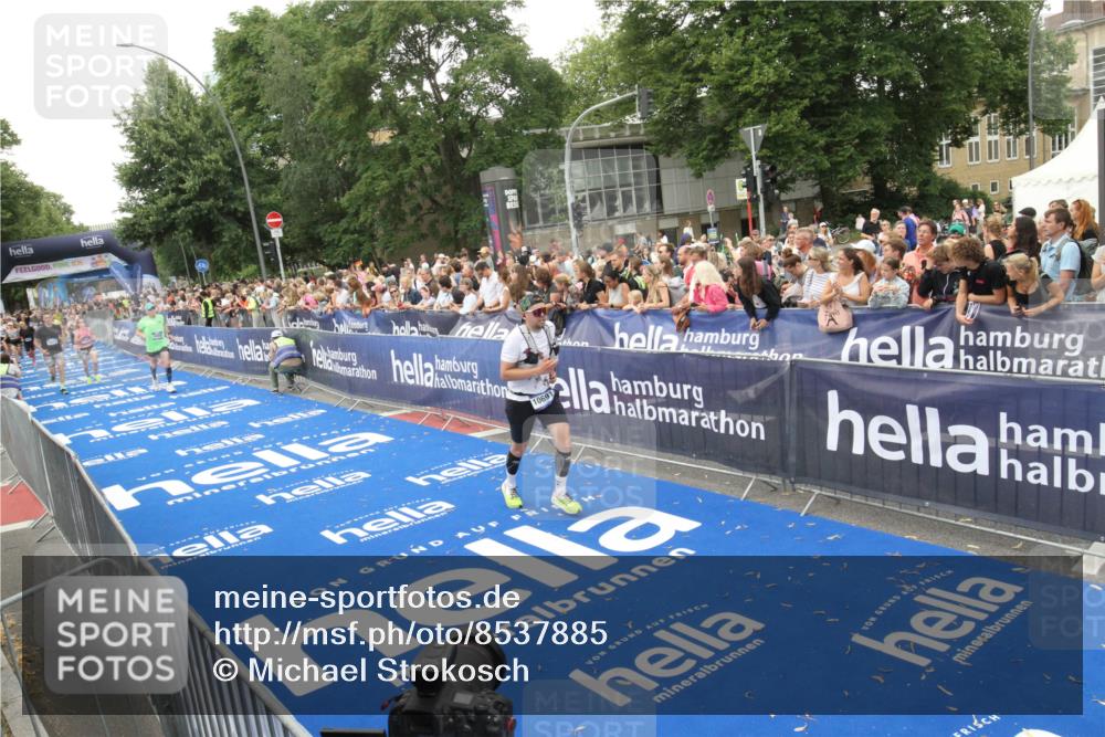 29.06.2025 - hella hamburg halbmarathon Michael Strokosch http://msf.ph/oto/8537885 29.06.2025 10:51:39 Ziel  meine-sportfotos.de