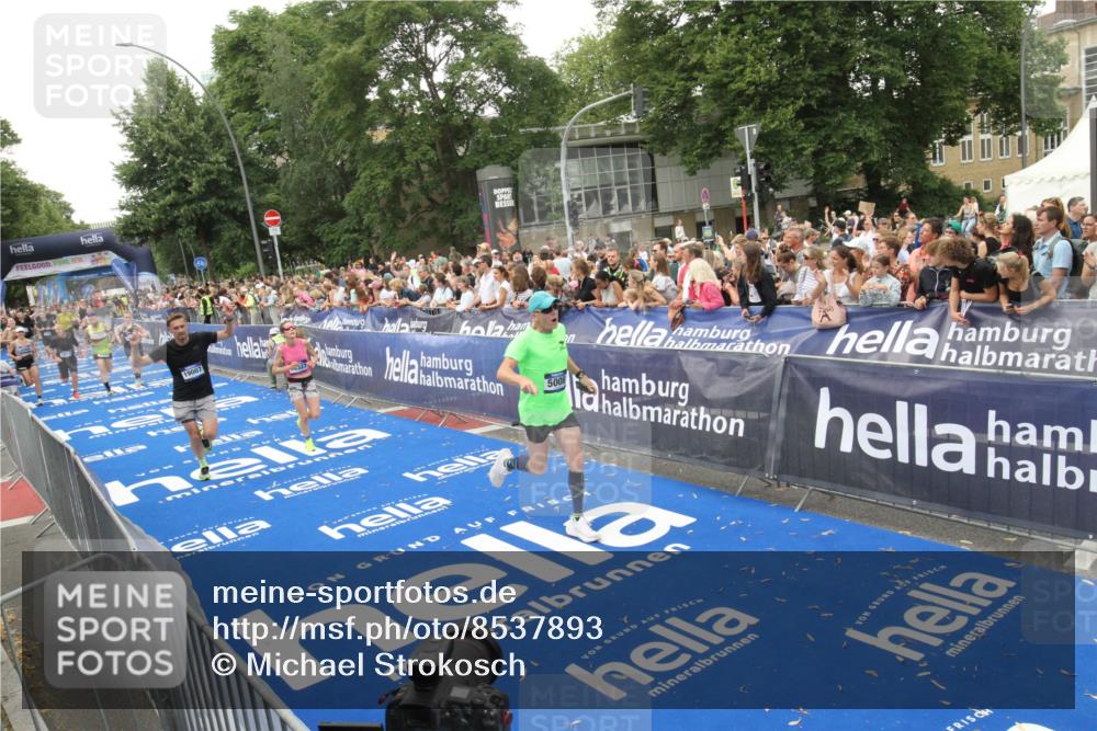 29.06.2025 - hella hamburg halbmarathon Michael Strokosch http://msf.ph/oto/8537893 29.06.2025 10:51:42 Ziel  meine-sportfotos.de