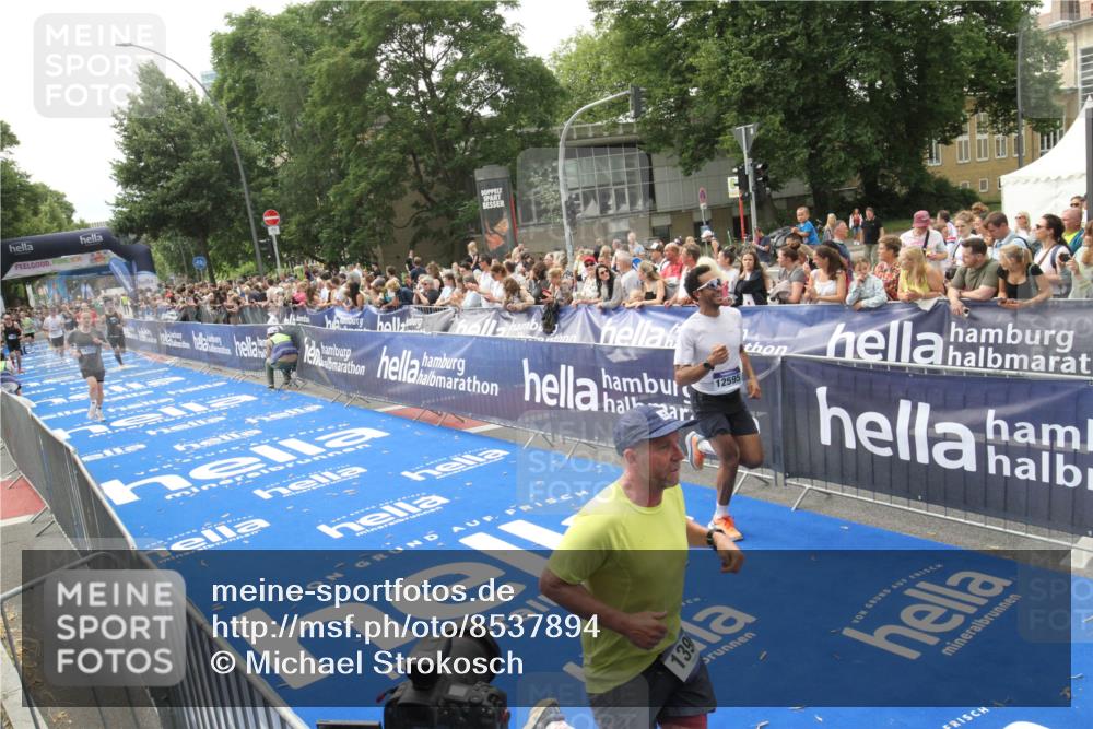 29.06.2025 - hella hamburg halbmarathon Michael Strokosch http://msf.ph/oto/8537894 29.06.2025 10:33:47 Ziel  meine-sportfotos.de