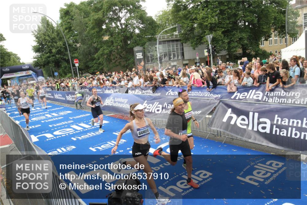 29.06.2025 - hella hamburg halbmarathon Michael Strokosch http://msf.ph/oto/8537910 29.06.2025 10:51:46 Ziel  meine-sportfotos.de