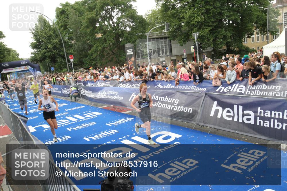 29.06.2025 - hella hamburg halbmarathon Michael Strokosch http://msf.ph/oto/8537916 29.06.2025 10:51:47 Ziel  meine-sportfotos.de