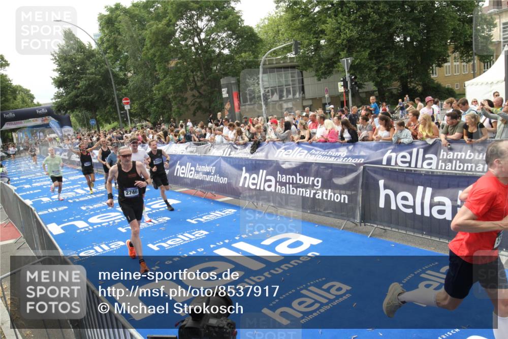 29.06.2025 - hella hamburg halbmarathon Michael Strokosch http://msf.ph/oto/8537917 29.06.2025 10:33:53 Ziel  meine-sportfotos.de