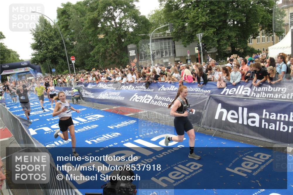 29.06.2025 - hella hamburg halbmarathon Michael Strokosch http://msf.ph/oto/8537918 29.06.2025 10:51:47 Ziel  meine-sportfotos.de