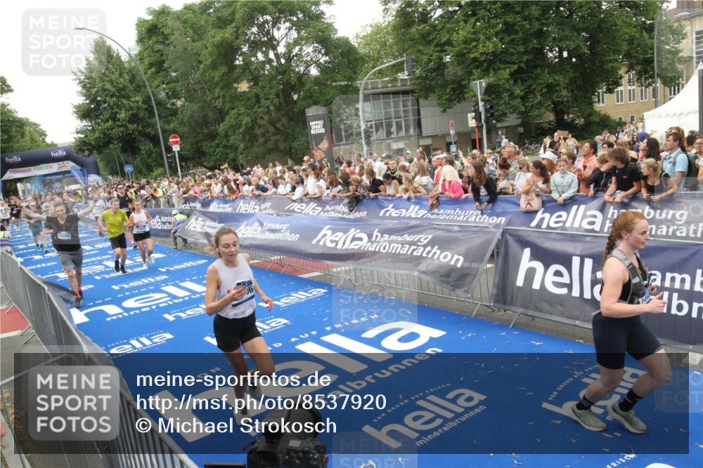 29.06.2025 - hella hamburg halbmarathon Michael Strokosch http://msf.ph/oto/8537920 29.06.2025 10:51:47 Ziel  meine-sportfotos.de