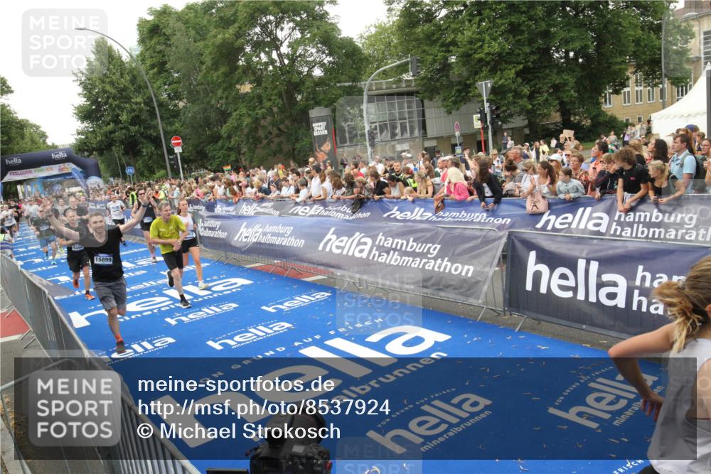 29.06.2025 - hella hamburg halbmarathon Michael Strokosch http://msf.ph/oto/8537924 29.06.2025 10:51:48 Ziel  meine-sportfotos.de