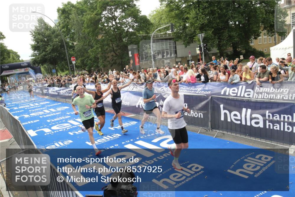 29.06.2025 - hella hamburg halbmarathon Michael Strokosch http://msf.ph/oto/8537925 29.06.2025 10:33:54 Ziel  meine-sportfotos.de