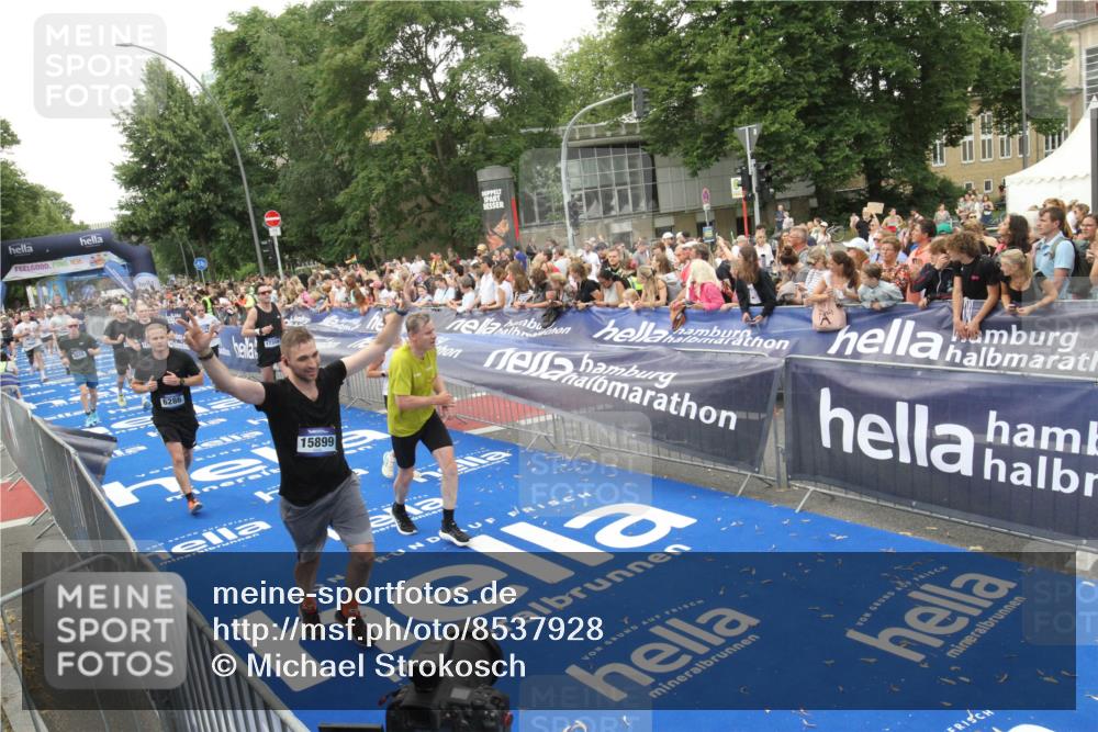 29.06.2025 - hella hamburg halbmarathon Michael Strokosch http://msf.ph/oto/8537928 29.06.2025 10:51:49 Ziel  meine-sportfotos.de