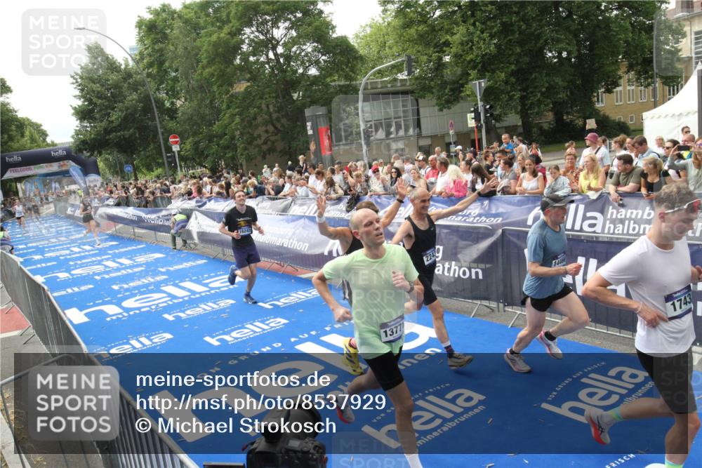 29.06.2025 - hella hamburg halbmarathon Michael Strokosch http://msf.ph/oto/8537929 29.06.2025 10:33:55 Ziel  meine-sportfotos.de