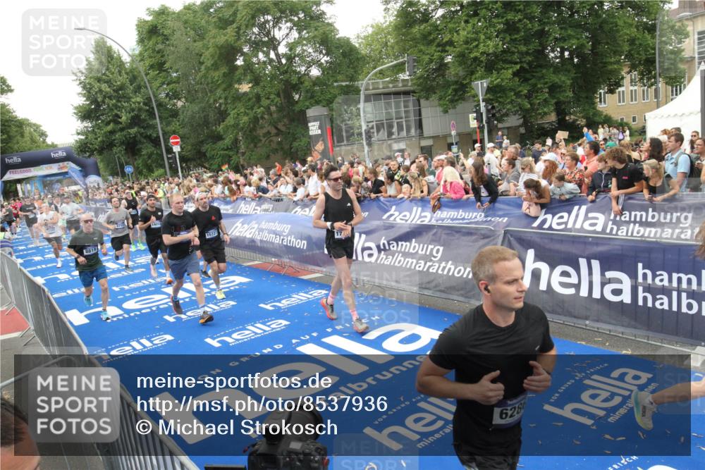 29.06.2025 - hella hamburg halbmarathon Michael Strokosch http://msf.ph/oto/8537936 29.06.2025 10:51:51 Ziel  meine-sportfotos.de
