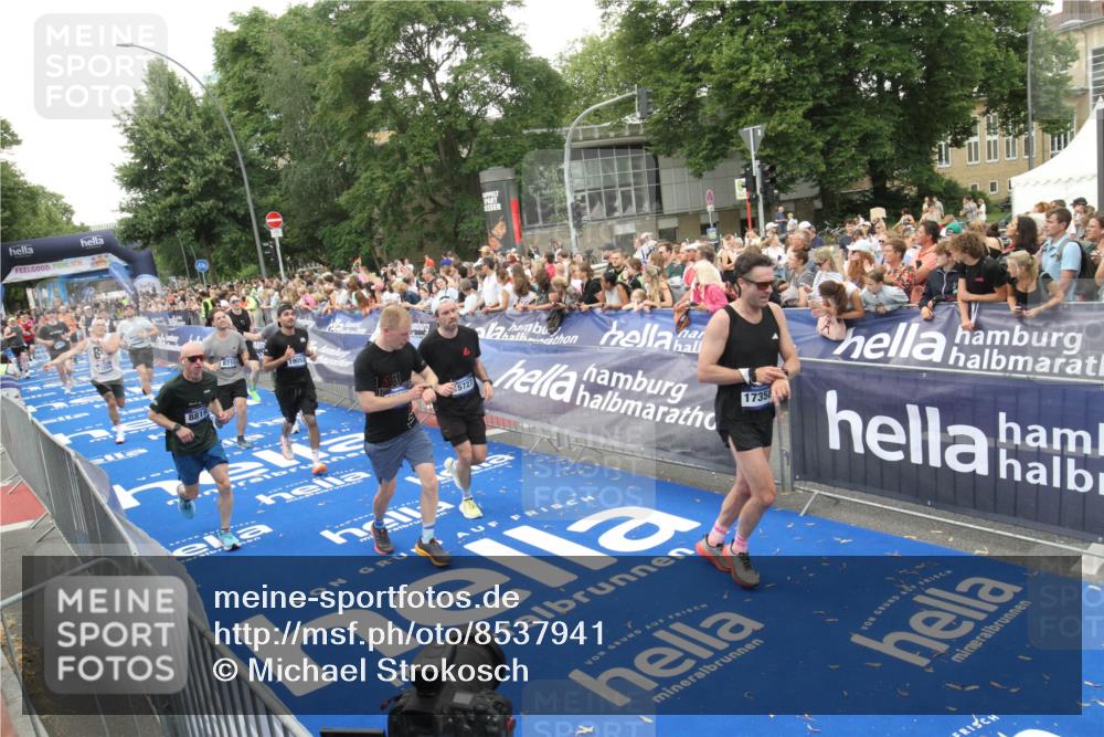 29.06.2025 - hella hamburg halbmarathon Michael Strokosch http://msf.ph/oto/8537941 29.06.2025 10:51:52 Ziel  meine-sportfotos.de