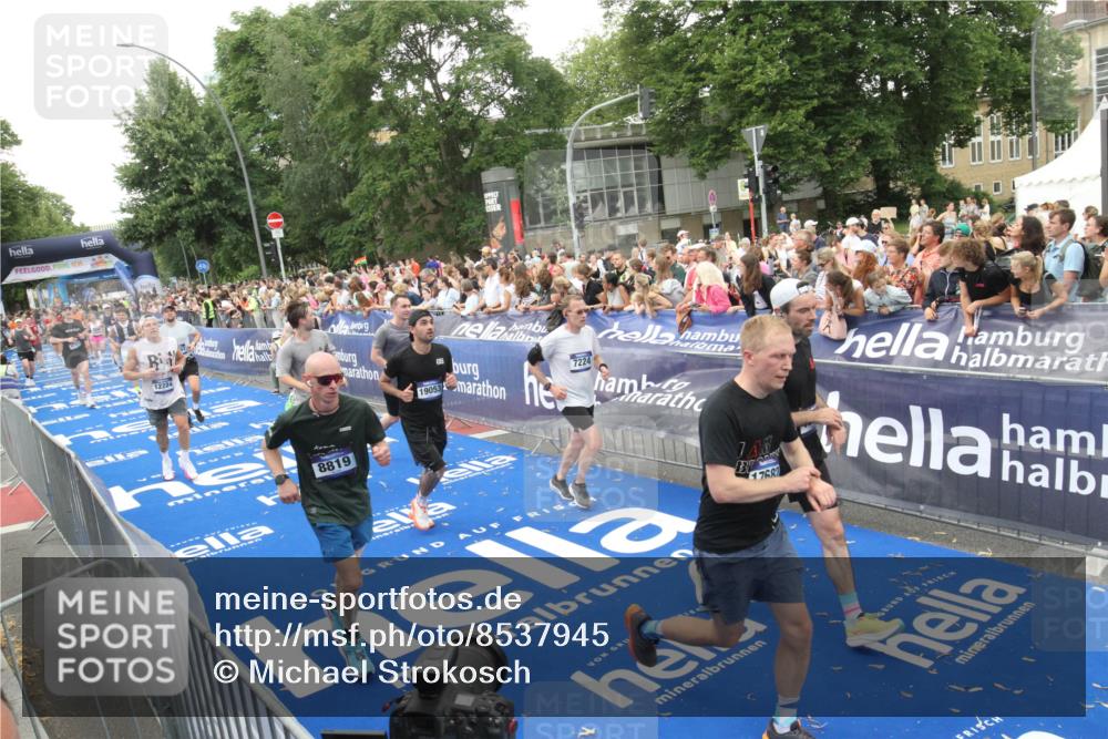 29.06.2025 - hella hamburg halbmarathon Michael Strokosch http://msf.ph/oto/8537945 29.06.2025 10:51:53 Ziel  meine-sportfotos.de