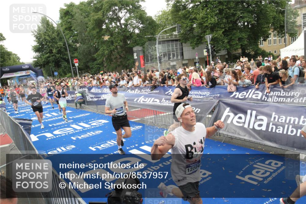 29.06.2025 - hella hamburg halbmarathon Michael Strokosch http://msf.ph/oto/8537957 29.06.2025 10:51:55 Ziel  meine-sportfotos.de