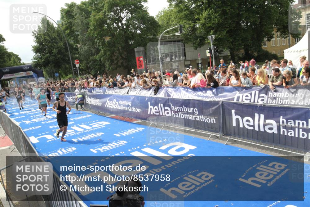 29.06.2025 - hella hamburg halbmarathon Michael Strokosch http://msf.ph/oto/8537958 29.06.2025 10:34:04 Ziel  meine-sportfotos.de