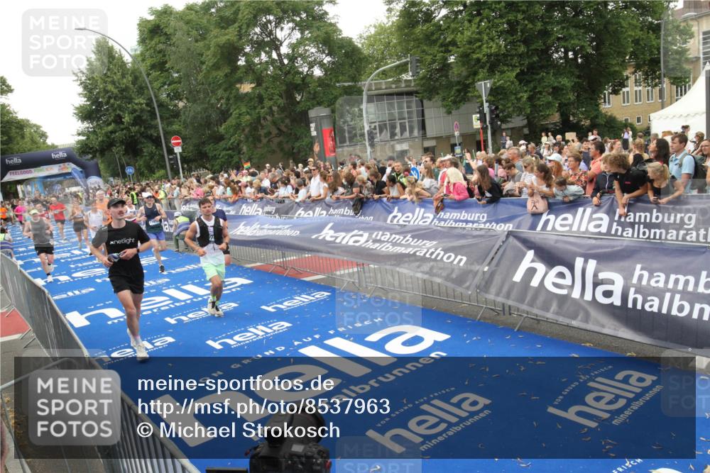 29.06.2025 - hella hamburg halbmarathon Michael Strokosch http://msf.ph/oto/8537963 29.06.2025 10:51:56 Ziel  meine-sportfotos.de