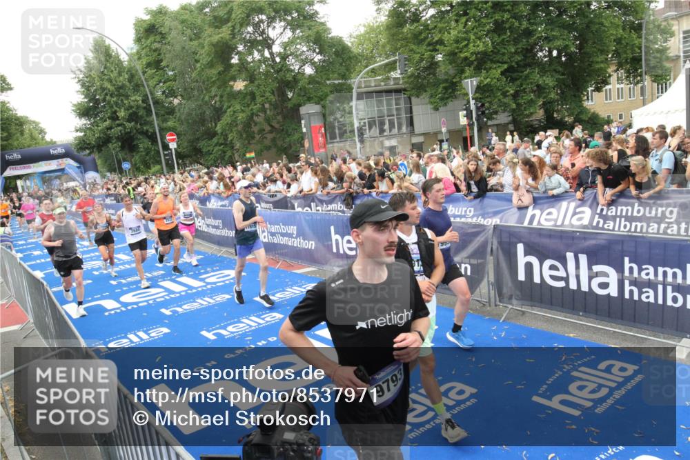 29.06.2025 - hella hamburg halbmarathon Michael Strokosch http://msf.ph/oto/8537971 29.06.2025 10:51:58 Ziel  meine-sportfotos.de