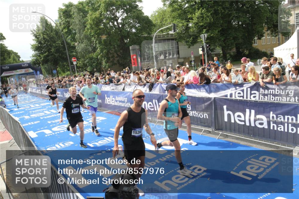 29.06.2025 - hella hamburg halbmarathon Michael Strokosch http://msf.ph/oto/8537976 29.06.2025 10:34:07 Ziel  meine-sportfotos.de