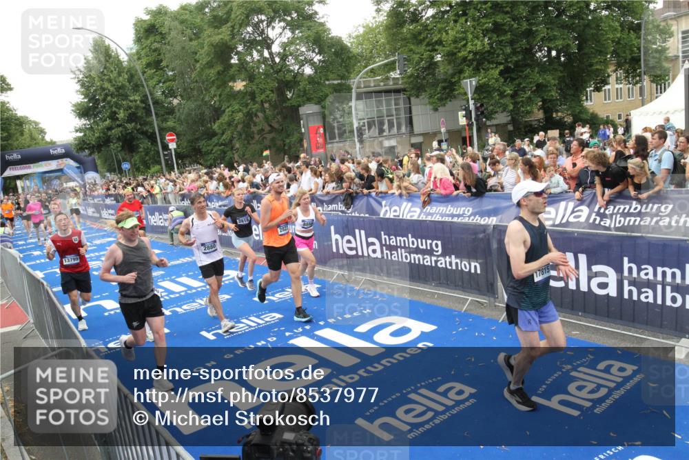 29.06.2025 - hella hamburg halbmarathon Michael Strokosch http://msf.ph/oto/8537977 29.06.2025 10:51:59 Ziel  meine-sportfotos.de