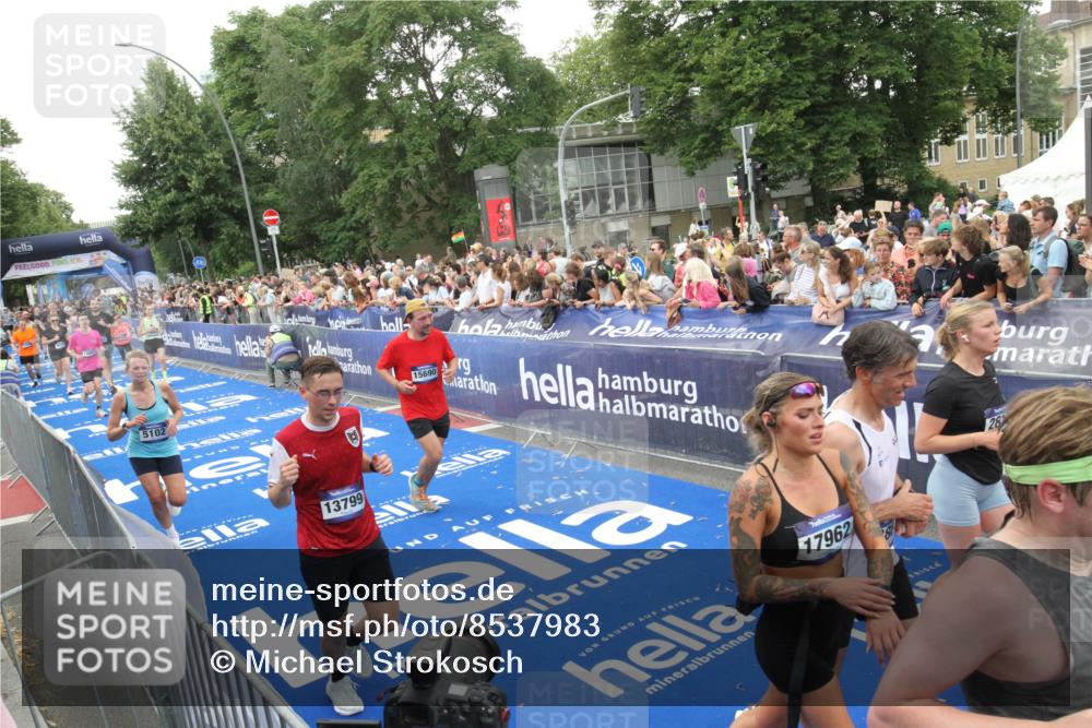 29.06.2025 - hella hamburg halbmarathon Michael Strokosch http://msf.ph/oto/8537983 29.06.2025 10:52:01 Ziel  meine-sportfotos.de