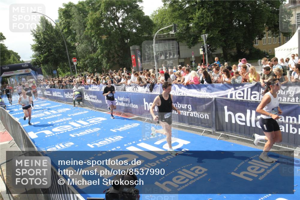 29.06.2025 - hella hamburg halbmarathon Michael Strokosch http://msf.ph/oto/8537990 29.06.2025 10:34:10 Ziel  meine-sportfotos.de