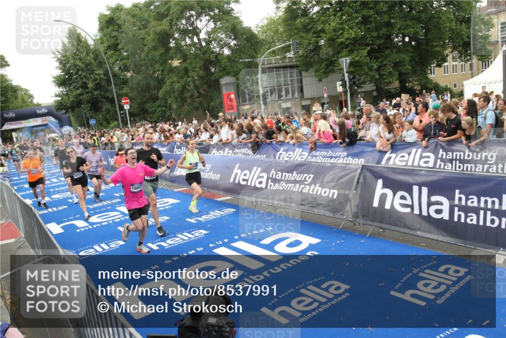 29.06.2025 - hella hamburg halbmarathon Michael Strokosch http://msf.ph/oto/8537991 29.06.2025 10:52:04 Ziel  meine-sportfotos.de