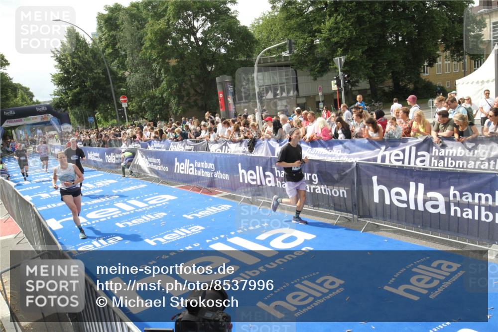 29.06.2025 - hella hamburg halbmarathon Michael Strokosch http://msf.ph/oto/8537996 29.06.2025 10:34:11 Ziel  meine-sportfotos.de
