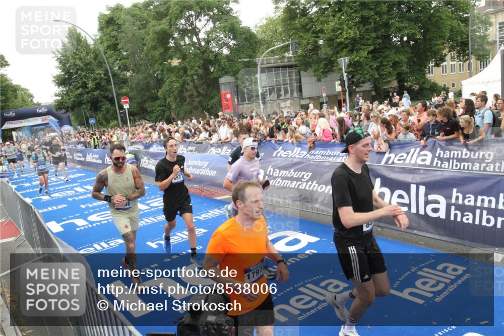29.06.2025 - hella hamburg halbmarathon Michael Strokosch http://msf.ph/oto/8538006 29.06.2025 10:52:07 Ziel  meine-sportfotos.de