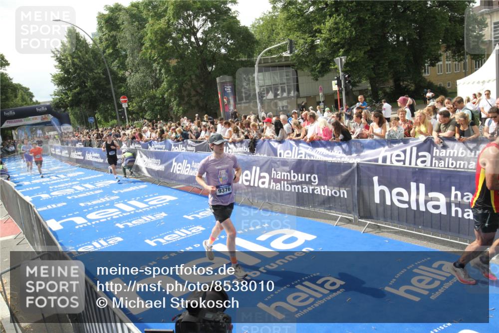 29.06.2025 - hella hamburg halbmarathon Michael Strokosch http://msf.ph/oto/8538010 29.06.2025 10:34:15 Ziel  meine-sportfotos.de