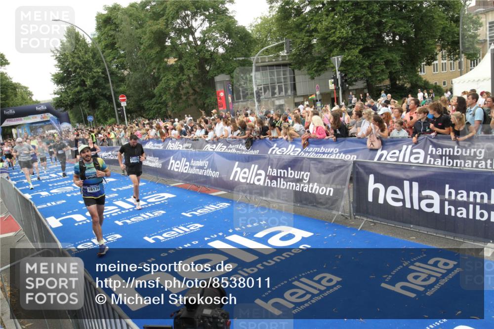 29.06.2025 - hella hamburg halbmarathon Michael Strokosch http://msf.ph/oto/8538011 29.06.2025 10:52:09 Ziel  meine-sportfotos.de