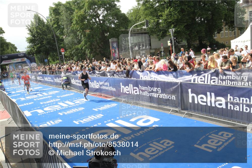 29.06.2025 - hella hamburg halbmarathon Michael Strokosch http://msf.ph/oto/8538014 29.06.2025 10:34:16 Ziel  meine-sportfotos.de